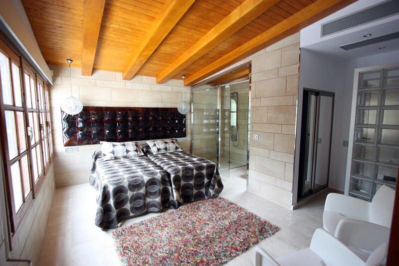 8 bedroom Villa for sale