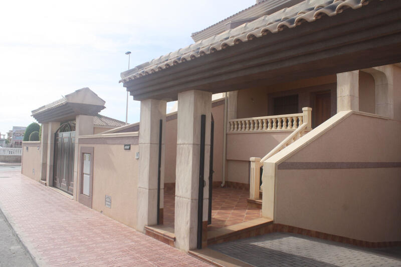2 bedroom Townhouse for sale 2 bedroom Townhouse for sale