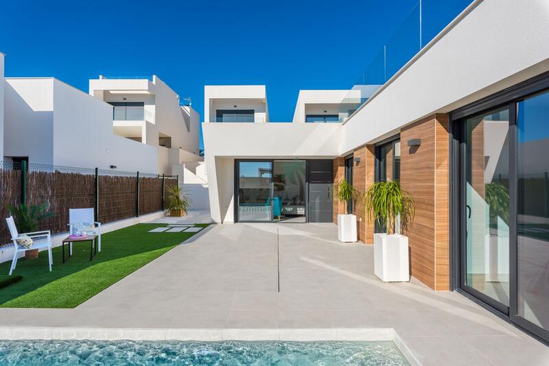 Villa til salg i Los Montesinos, Alicante