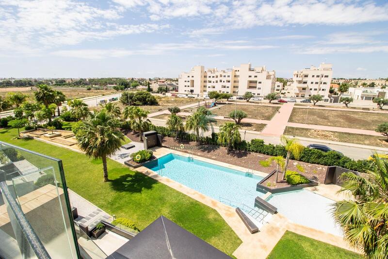 Apartamento en venta en Villamartin, Alicante