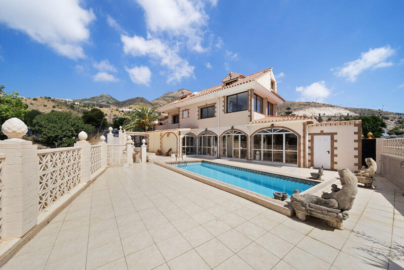 Villa zu verkaufen in Benalmadena, Málaga