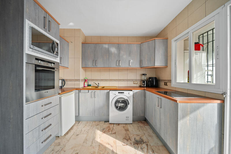 4 bedroom Townhouse for sale