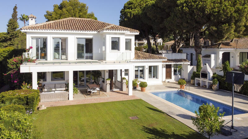 Villa for sale in Hacienda las Chapas, Málaga