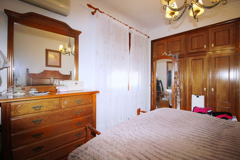 4 chambre Local Commercial à vendre