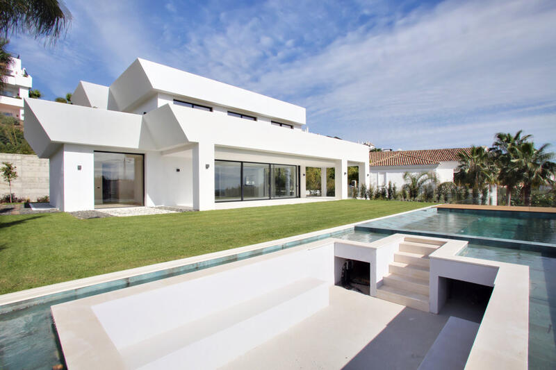 Villa for sale in Atalaya Isdabe, Málaga