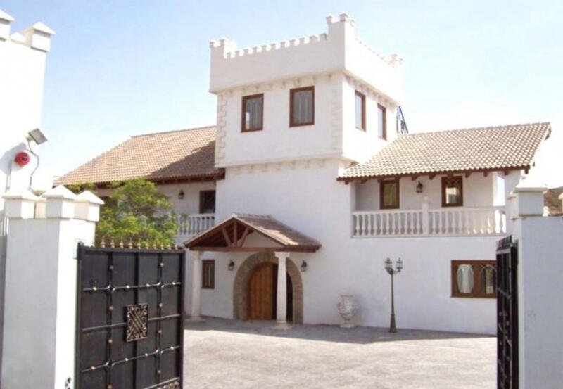 Villa til salgs i Alhaurin el Grande, Málaga