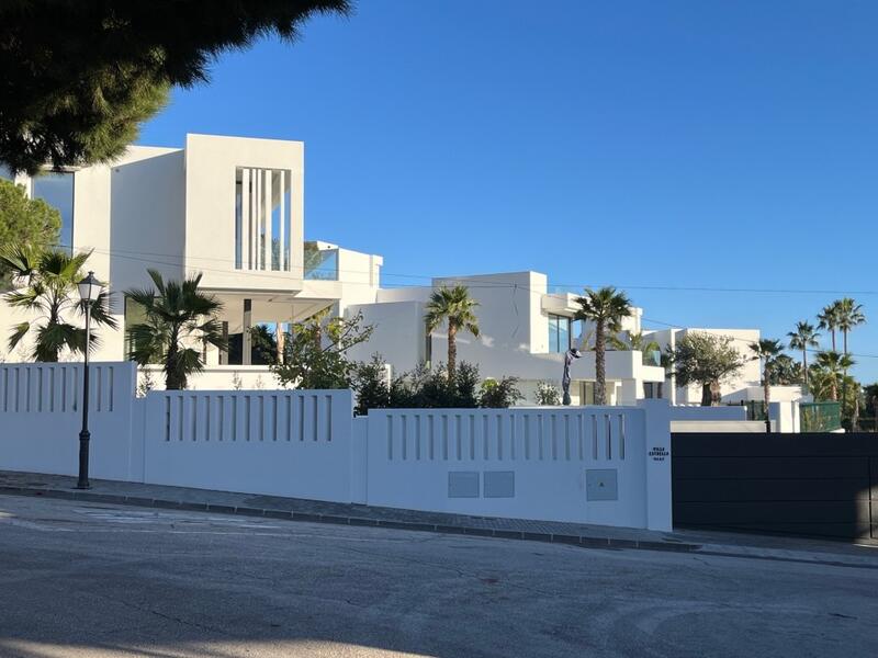 6 bedroom Villa for sale