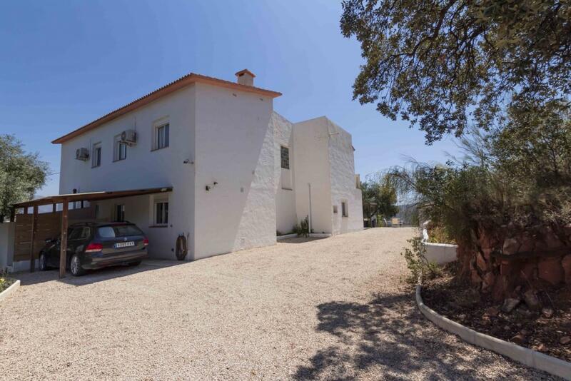 Коммерческая недвижимость продается в Comares, Málaga