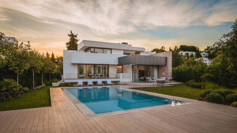 Villa for sale in El Paraiso, Málaga