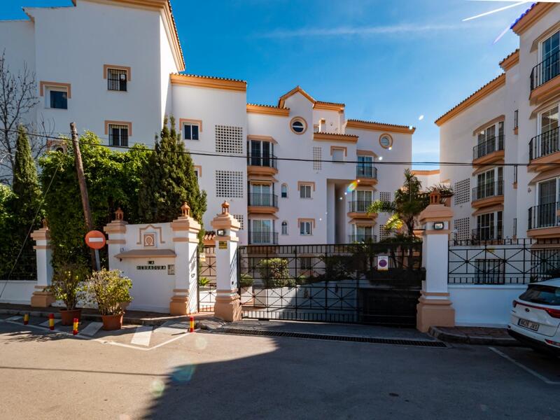 Apartment for sale in Puerto Banus, Málaga