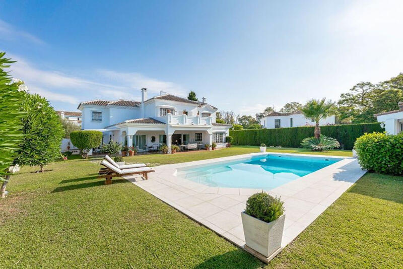 Villa for sale in Guadalmina, Málaga