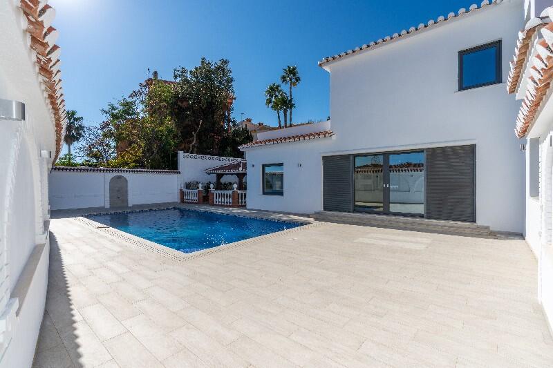 Villa en venta en Benalmadena, Málaga