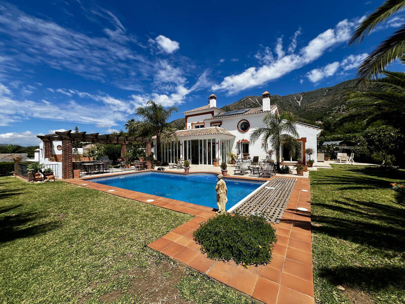 Villa for sale in Valtocado, Málaga