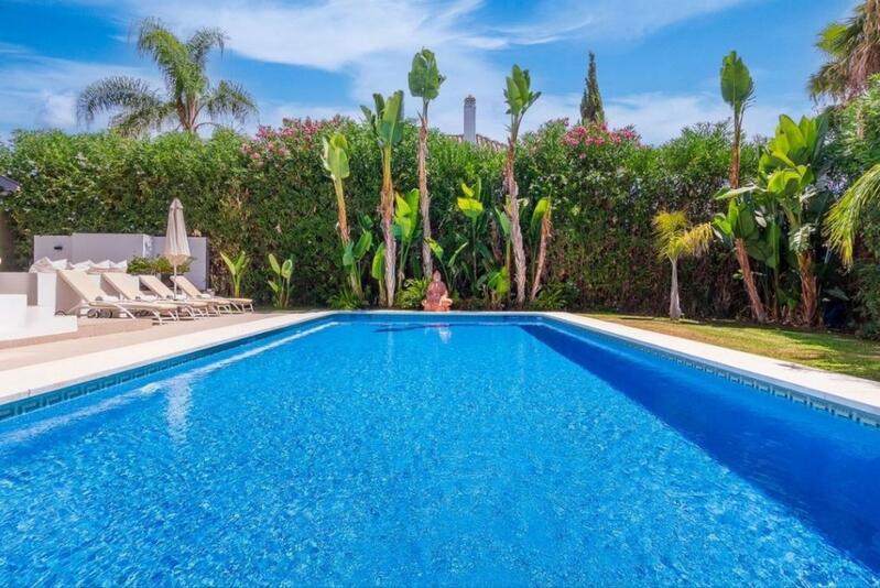 Villa for sale in Nueva Andalucia, Málaga