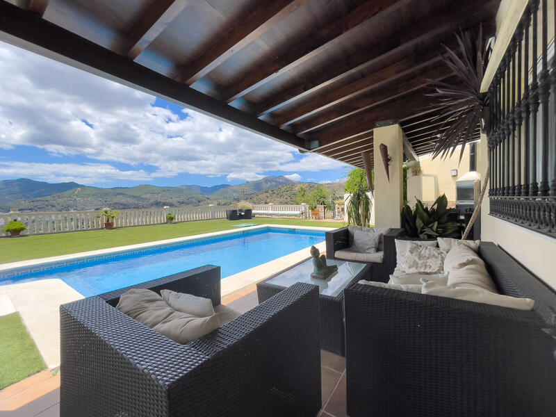 8 bedroom Villa for sale