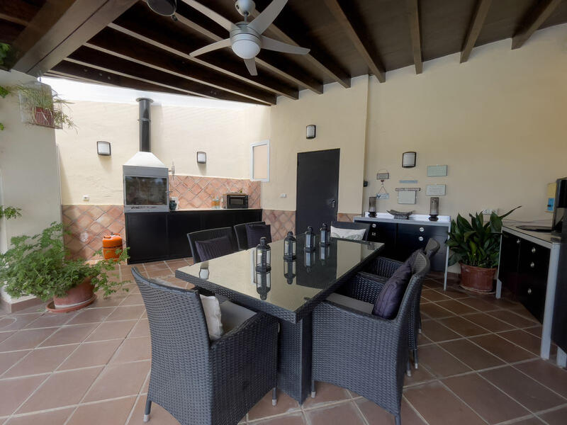 8 bedroom Villa for sale
