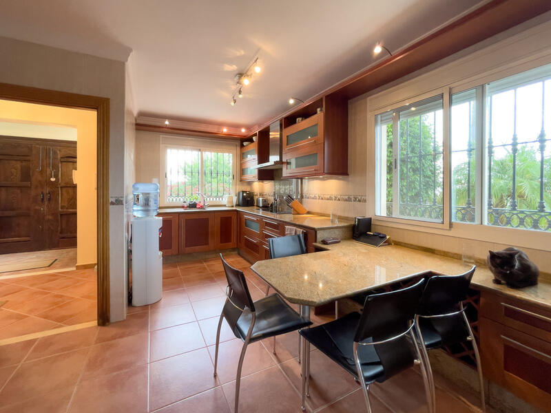 8 bedroom Villa for sale