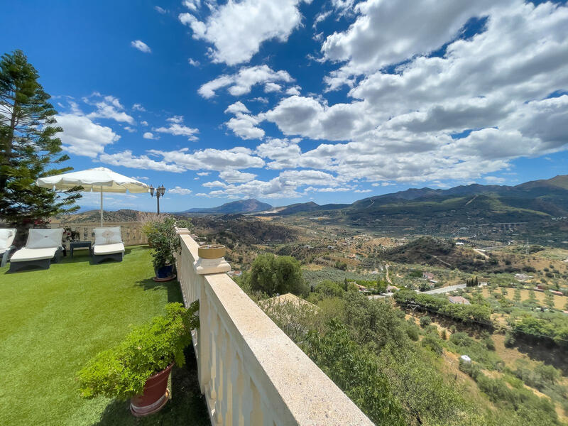 8 bedroom Villa for sale