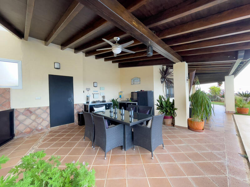 8 bedroom Villa for sale