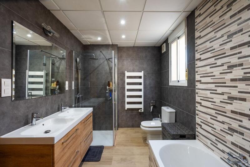 5 bedroom Townhouse for sale