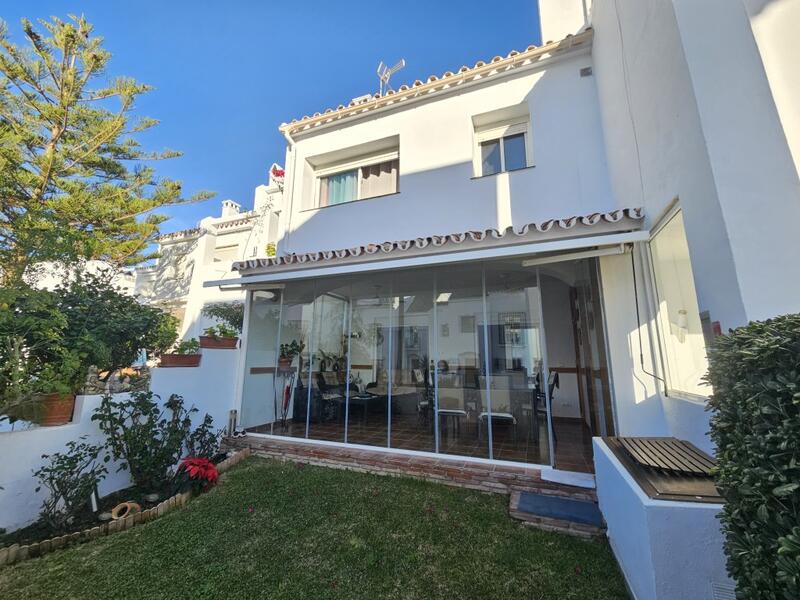 Townhouse for sale in Las Chapas, Málaga