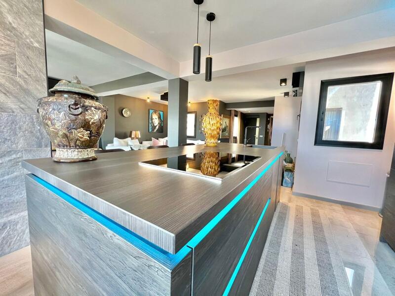 5 bedroom Apartment for sale