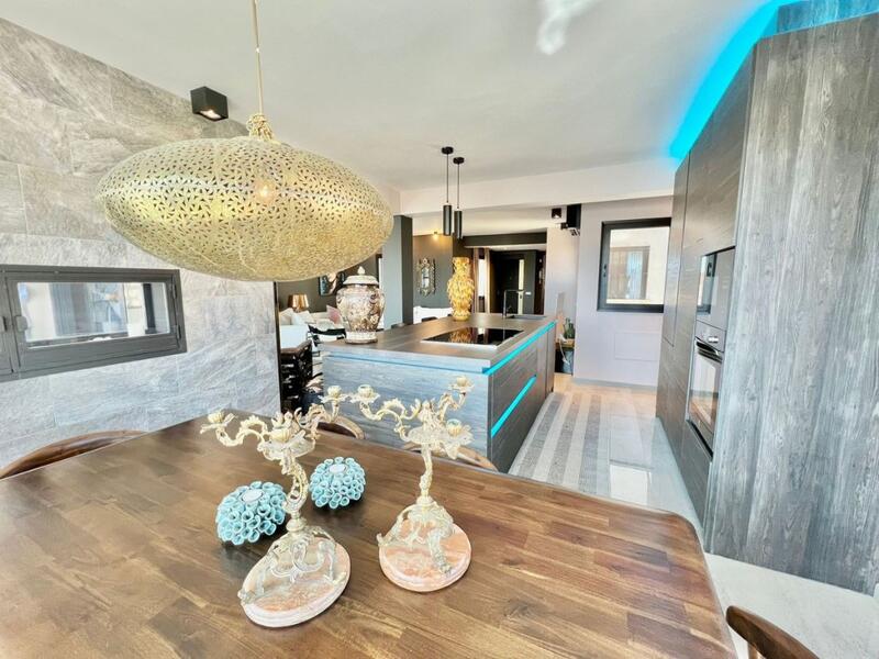 5 bedroom Apartment for sale